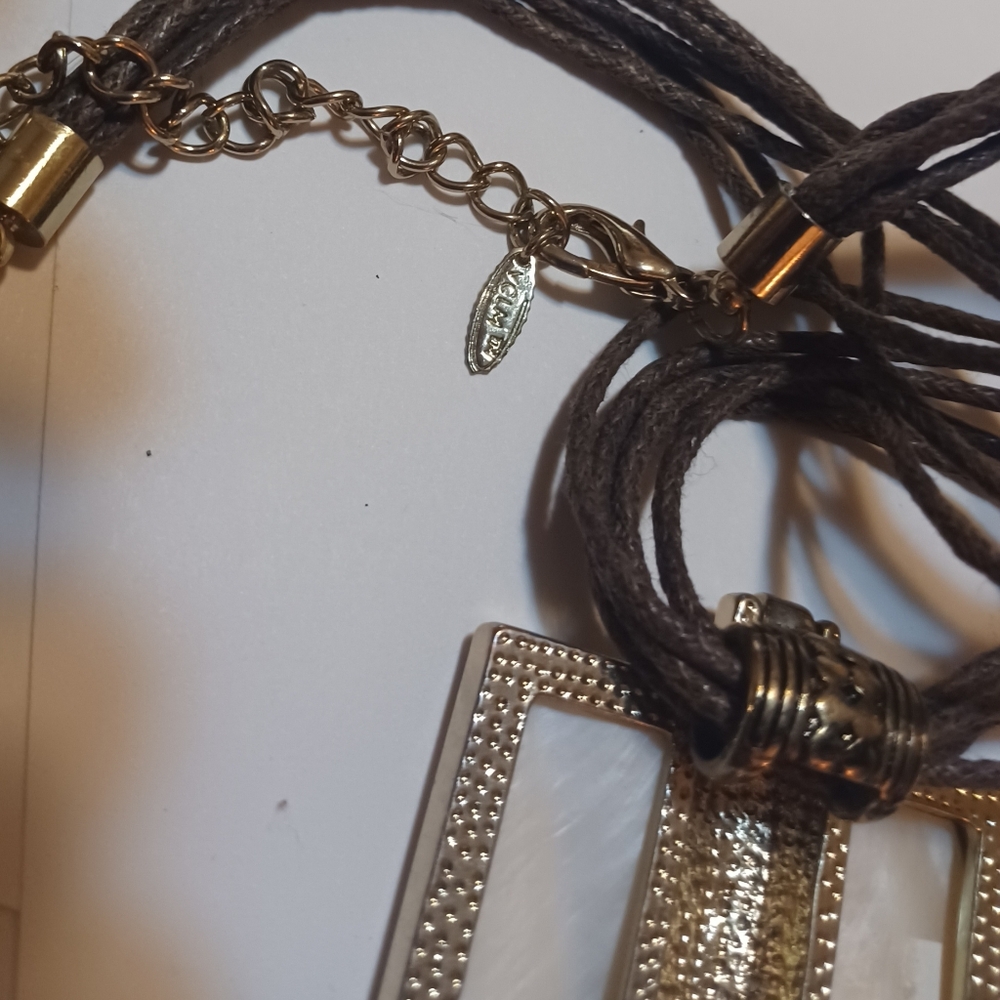 Chunky pendant white shell look on leather strap - Picture 4 of 4